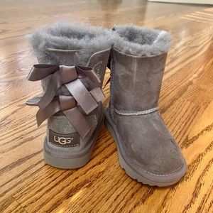 BAILEY BOW UGGS SIZE 6